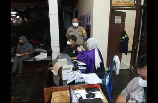 Puluhan Warga Ikut Vaksinasi yang Diselenggarakan Babinkamtibmas Leuwinanggung