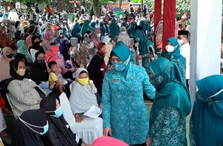 Pasar Murah bagi Masyarakat Rentan Digelar TP PKK Pusat di Kecamatan Tapos