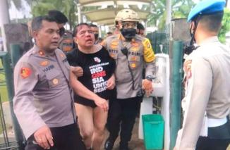 Demo Hari ini Ade Armando Babak Belur Dipukuli Massa di DPR