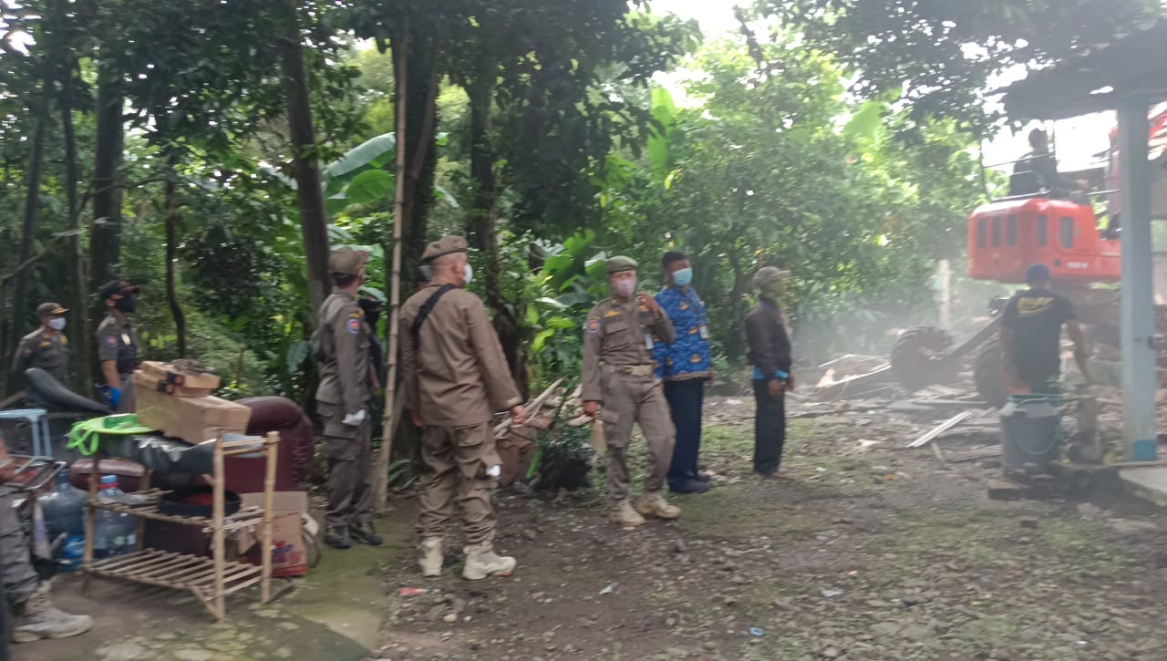 4 Bangunan di Areal Masjid Agung Jatijajar Dirubuhkan