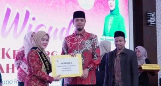 Ratusan Peserta Didik Sekolah Keluarga &amp; Lansia Diwisuda