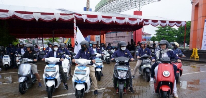 Dukung Aktivitas Harianmu dengan Motor Listrik Fast Charging Berikut