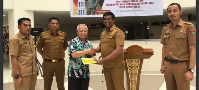 830 Kartu Kuning Diserahkan Kepada Pedagang Pasar Atas Bukittinggi