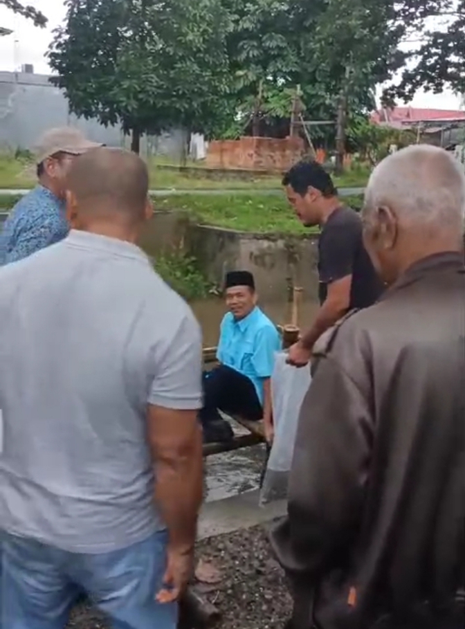 Genius Umar Tebar Ribuan Ekor Benih Nila di Sungai Taratak 