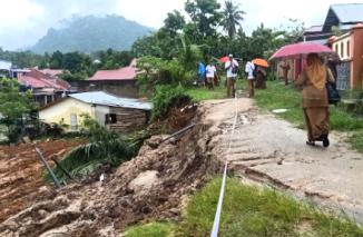 Hujan Lebat Rubuhkan Tembok Pembatas di Komplek Rindang Alam