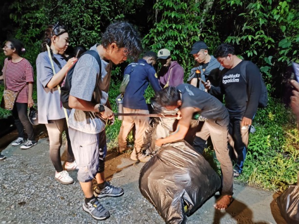 Turun Gunung Pakai Lampu HP Hingga Kelupaan Jika Sedang Berpuasa