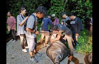 Turun Gunung Pakai Lampu HP Hingga Kelupaan Jika Sedang Berpuasa