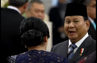 Saat Prabowo Terkejut Dihadiahi Uang Kuno Bertanda Tangan Ayahnya