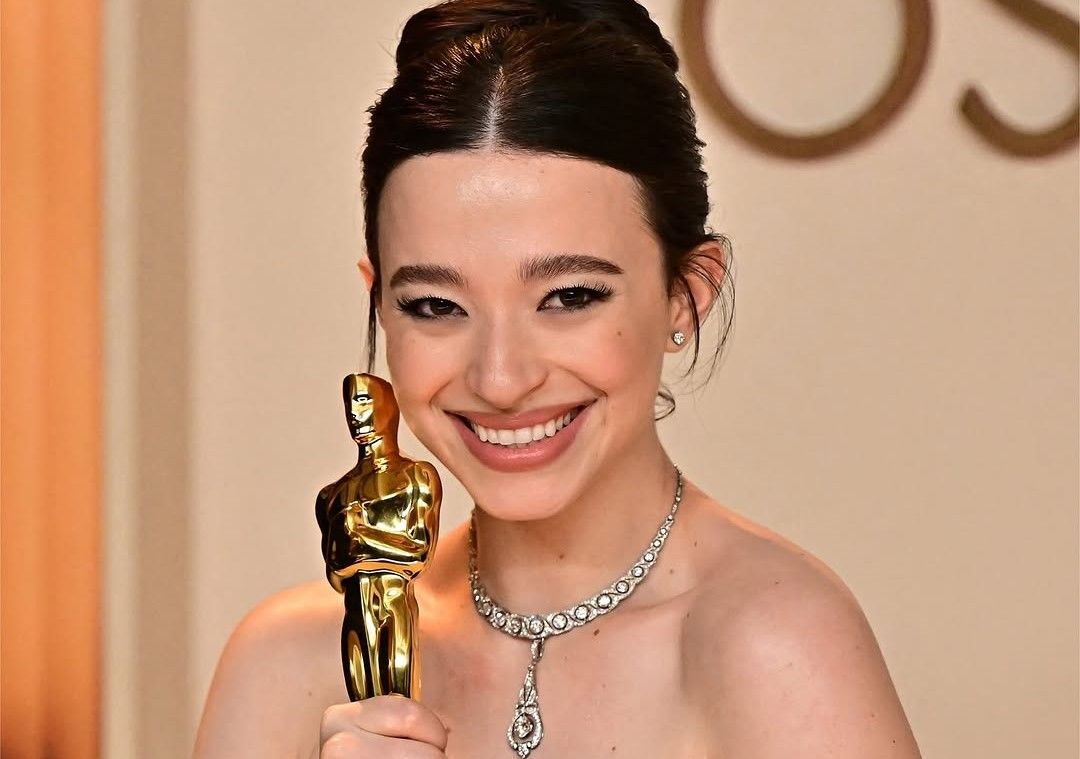 Potret Mikey Madison Kenakan Gaun Dior Berusia 69 Tahun Saat Menang Best Actress Oscars 2025