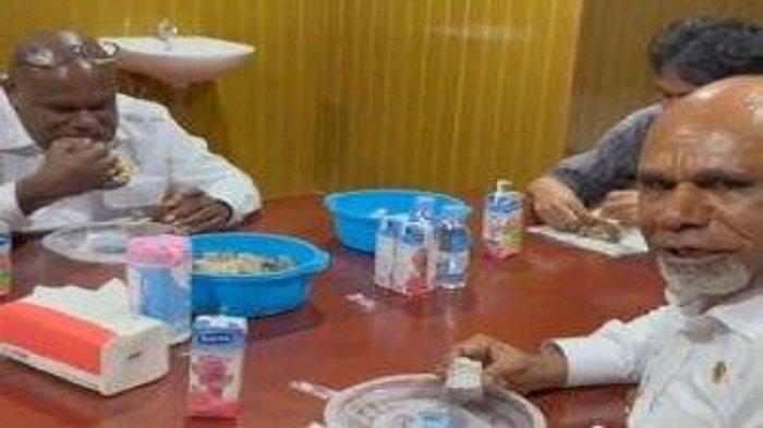 Momen Gubernur dan Wagub Papua Tengah Makan Pakai Penutup Rantang Viral: Luar Biasa Pak Manik