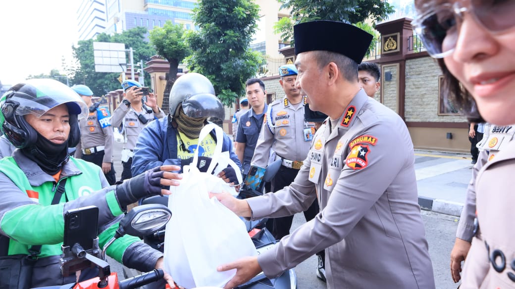 Berbagi Takjil Serentak di Seluruh Indonesia, Bentuk Sinergi Polri dan Insan Pers