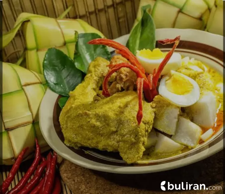 Ketupat lebaran dan opor ayam