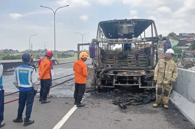 Bus PO Haryanto hangus terbakar di Jalan Tol Semarang-Batang, Kecamatan Ngaliyan, Kota Semarang, Jawa Tengah pada Jumat (21/3/2025)