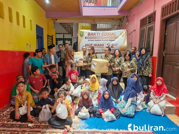 Kegiatan bakti sosial (baksos) Ikatan Hakim Indonesia (IKAHI) Pengadilan Negeri Mojokerto, pada Kamis (20/3/2025)