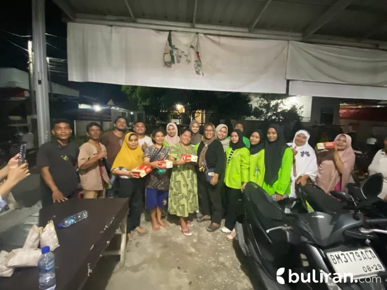 IKTA Bergerak Cepat! Bantu Masyarakat Pekanbaru dengan Makanan Berbuka di Tengah Banjir