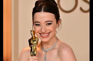 Potret Mikey Madison Kenakan Gaun Dior Berusia 69 Tahun Saat Menang Best Actress Oscars 2025