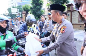 Berbagi Takjil Serentak di Seluruh Indonesia, Bentuk Sinergi Polri dan Insan Pers