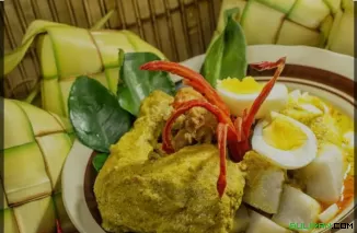 Ketupat lebaran dan opor ayam