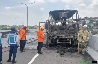 Bus PO Haryanto hangus terbakar di Jalan Tol Semarang-Batang, Kecamatan Ngaliyan, Kota Semarang, Jawa Tengah pada Jumat (21/3/2025)