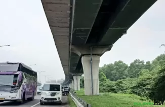 Antrean panjang ribuan kendaraan pemudik terjadi di Gerbang Tol Pejagan, Brebes, Jawa Tengah, Minggu (23/3/2025) pagi.