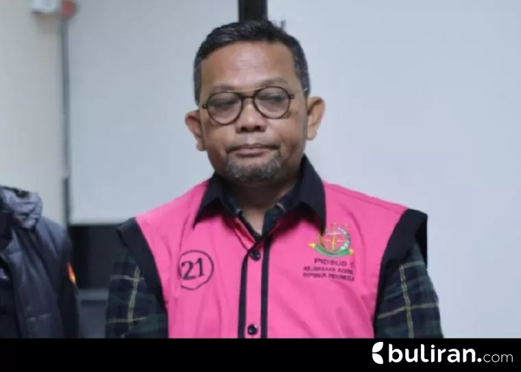 Kepala Tim Hukum Wilmar Group, Muhammad Syafei (MSY) mengenakan rompi merah di Gedung Kejaksaan Agung (Kejagung), Jakarta, Selasa (15/4/2025).