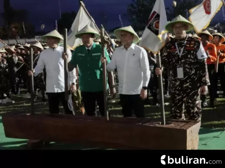Ketua Umum PBNU KH Yahya Cholil Staquf (kiri), bersama Ketua Umum GP Ansor Addin Jauharudin (kedua kiri), Menko Pangan Zulkifli Hasan (kedua kanan) dan Kepala Satkornas Banser Syafiq Syauqi (kanan), mengukuhan 100.000 Banser Patriot Ketahahan Pangan.