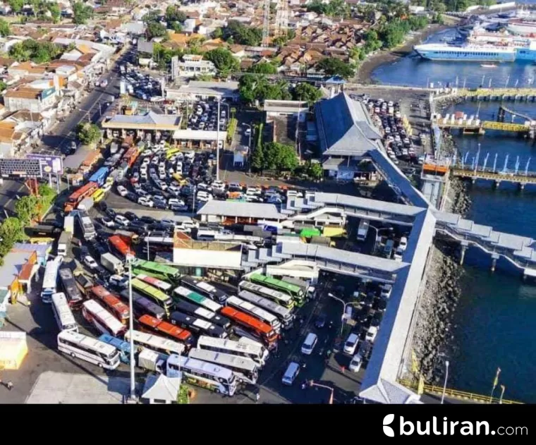 Pelabuhan Angkutan Sungai Danau dan Penyebrangan (ASDP) Ketapang Banyuwangi.