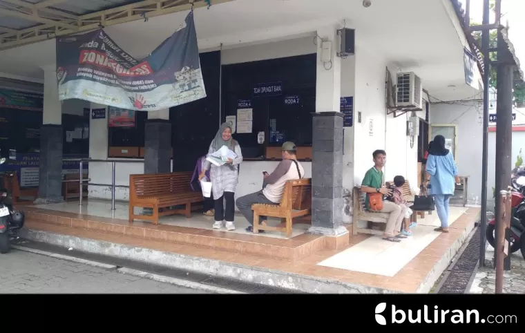 Suasana di Kantor SAMSAT Solo pada Selasa (8/4/2025).