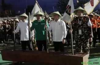 Ketua Umum PBNU KH Yahya Cholil Staquf (kiri), bersama Ketua Umum GP Ansor Addin Jauharudin (kedua kiri), Menko Pangan Zulkifli Hasan (kedua kanan) dan Kepala Satkornas Banser Syafiq Syauqi (kanan), mengukuhan 100.000 Banser Patriot Ketahahan Pangan.