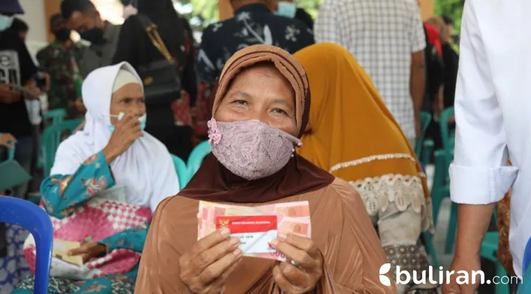 Potret masyarakat saat mendapatkan bantuan sosial dari Kementerian Sosial RI