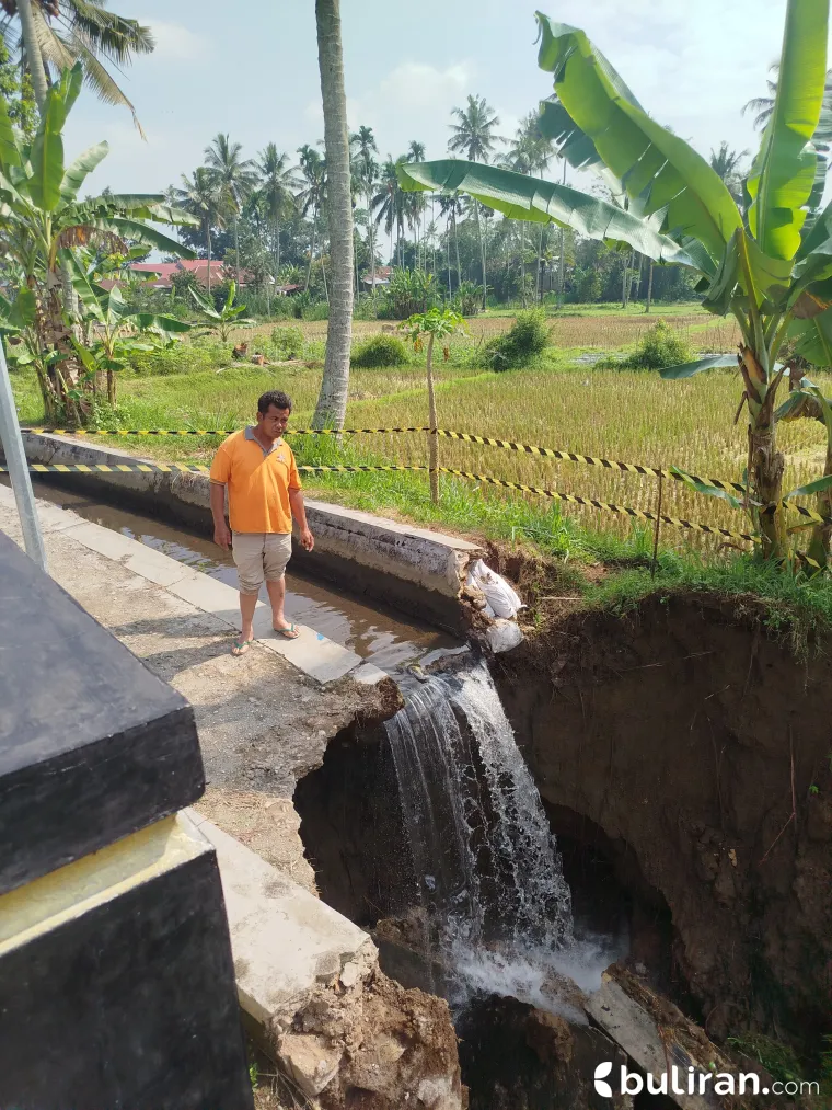 Irigasi utama alias Tali Bandar untuk mengairi sawah masyarakat putus akibat tanah longsor