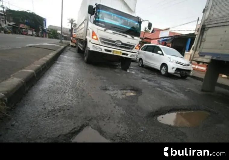 Truk bersumbu panjang membuat jalan cepat rusak, berdampak kepada mahalnya biaya logistik.