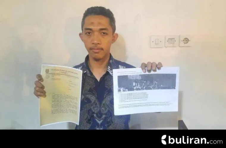 Perwakilan PT Laju Perdana Indah (LPI) PG Pakis Baru, Pramono Sidiq menunjukan surat-surat pembelian akta tanah dan bukti sewa tanah di Pundenrejo.