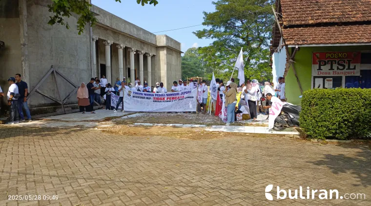 Ratusan warga Desa Bangsri, Kecamatan Bangsri, Kabupaten Jepara, menggelar aksi unjuk rasa di depan Kantor Balai Desa Bangsri pada Rabu (28/05/2025).
