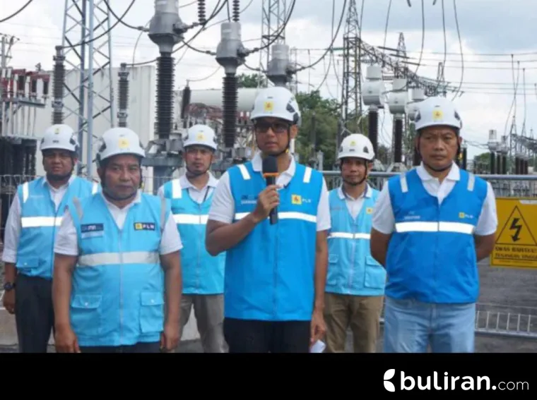 Direktur Utama PLN, Darmawan Prasodjo bersama dengan personel PLN.