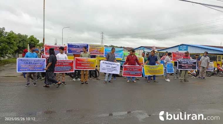 Puluhan warga dari Desa Banyuputih dan Gemulung, Kecamatan Kalinyamatan, Kabupaten Jepara, menggelar aksi unjuk rasa di depan pintu gerbang PT Hwaseung Indonesia (PT HWI), Senin (26/52025)