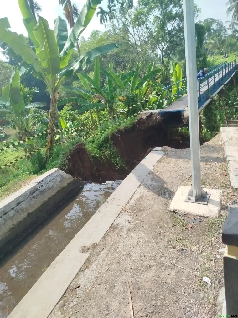 Foto Irigasi utama alias Tali Bandar untuk mengairi sawah masyarakat putus akibat tanah longsor (f/istimewa)