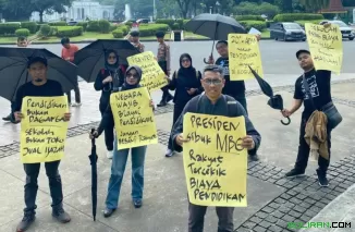 JPPI melakukan aksi di Gedung MK, Jakarta pada peringatan Hardiknas, Jumat (2/5/2025).
