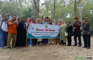 Alumni MTs Wahid Hasyim Bangsri merajut kenangan menyambung silaturahmi, di Blora (12/5/2025).