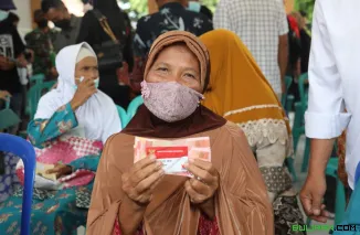 Potret masyarakat saat mendapatkan bantuan sosial dari Kementerian Sosial RI