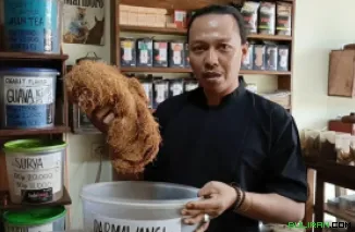 Miftahul (41), pemilik 'Mbako Tingwe' dengan ratusan varian rasa di Jepara.