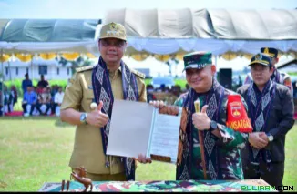 Bupati Jepara, Witiarso Utomo bersama Komandan Kodim 0719 Letkol Arm Khoirul Cahyadi, saat Pembukaan TMMD Reguler ke 124 tahun 2025 di Jepara.