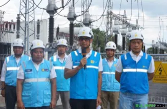 Direktur Utama PLN, Darmawan Prasodjo bersama dengan personel PLN.