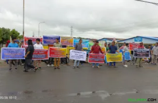 Puluhan warga dari Desa Banyuputih dan Gemulung, Kecamatan Kalinyamatan, Kabupaten Jepara, menggelar aksi unjuk rasa di depan pintu gerbang PT Hwaseung Indonesia (PT HWI), Senin (26/52025)