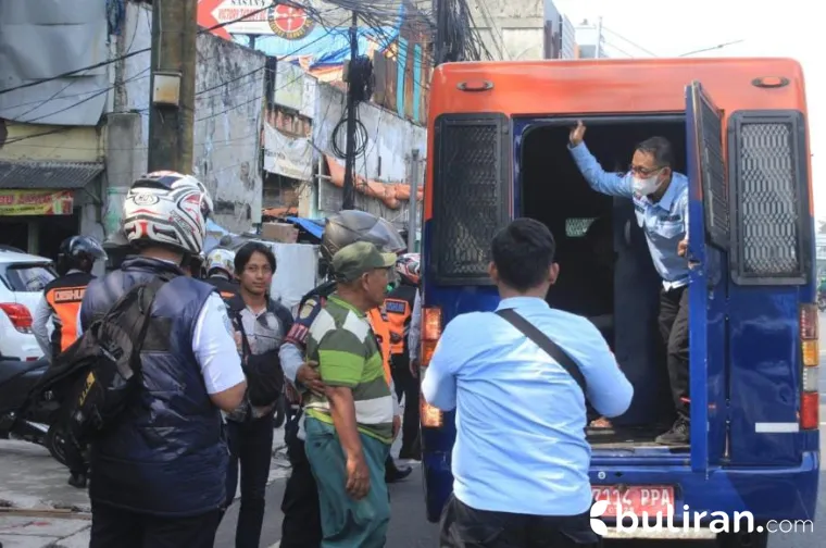 Petugas Satpol PP bersama Dinas Perhubungan (Dishub) melakukan razia juru parkir atau jukir liar di Jakarta.