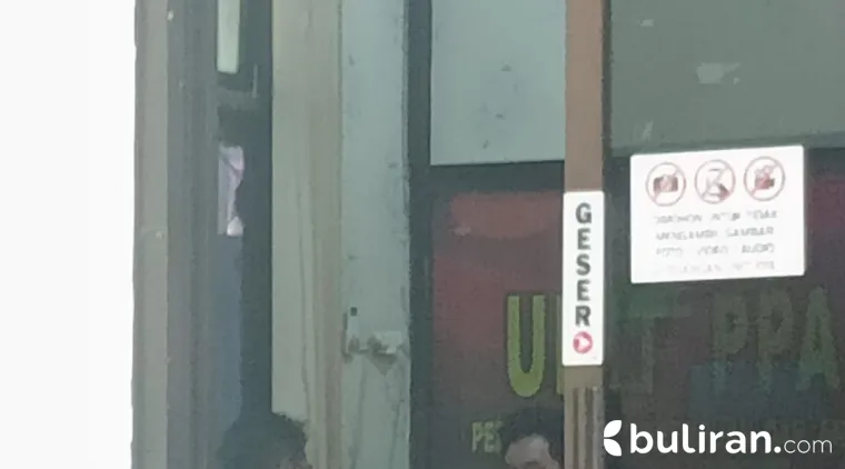 Pelaku dugaan tindak pidana penipuan dan penggelapan saat dimintai keterangan di Mapolres Jepara, Jumat (13/6/2025)