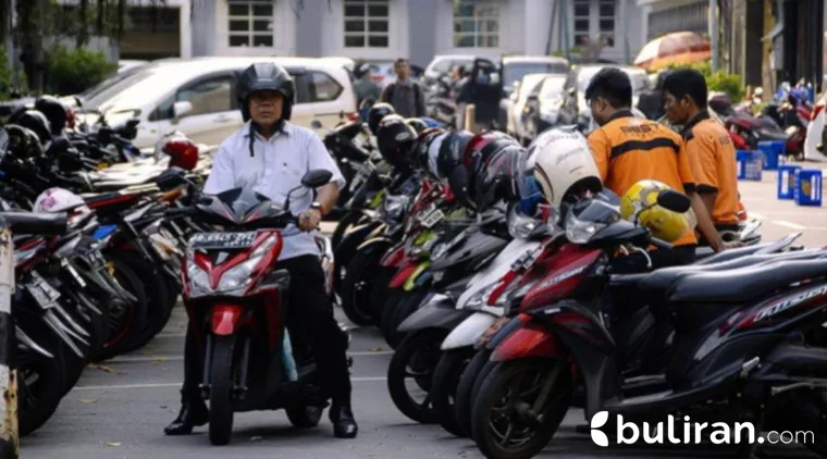 Parkir liar di Taman Literasi Blok M, di Jakarta, Minggu (22/6/2025).Tukang parkir patok tiap pengendara motor Rp10 ribu.