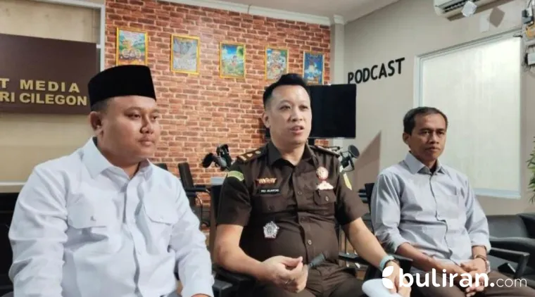 Kepala Seksi Pidana Khusus Kejari Kota Cilegon, Rozi Juliantono Tengah Saat Menyampaikan Keterangan Dugaan Penyelewengan Dana Zakat di Baznas Kota Cilegon.
