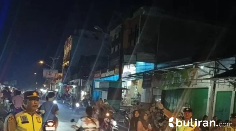 Kapolsek Bangsri Iptu Sukresno dan personel Polsek Bangsri berikan pengamanan lalu lintas pada malam takbiran Idul Adha 1446 H