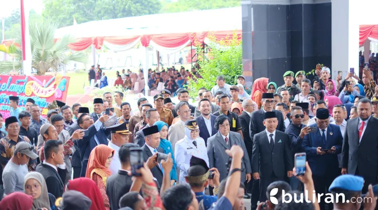 Momen Bersejarah di Siak: Afni Z &amp; Syamsu Rizal Dilantik di Tengah Lautan Warga, Sumber : https://www.facebook.com/afni.zulkifli.3